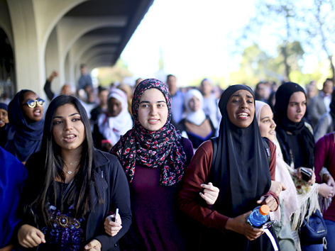 Junge Frauen bei einer Demo gegen Islamophobie in San Diego, Kalifornien