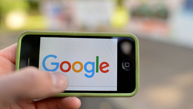 Google-Logo auf einem iPhone-Display