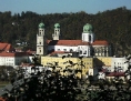 der Passauer Stephansdom aus der Ferne hoch über der Landschaft