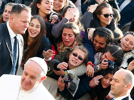 Gläubige begrüßen Papst Franziskus freudig bei seiner Ankunft am Petersplatz
