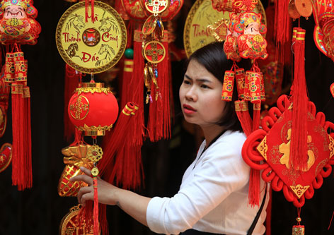 Frau mit Neujahrsdekoration in Hanoi