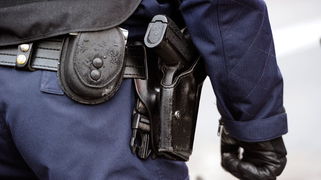 Ein Polizist mit Waffe