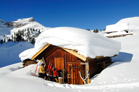 Wintersportler auf einer Skihütte
