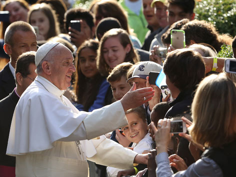 Papst Franziskus vor einer Menschenmenge