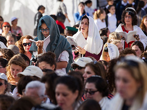Frauen mit Gebetsschals beim Beten an der Jerusalemer Klagemauer