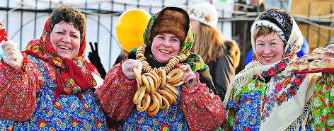 Drei Russinnen feiern Maslenitsa