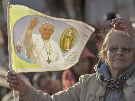 Pilger warten auf Papst Franziskus