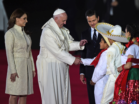 Papst mit Mexikanischem Präsident Enrique Pena Nieto (C) und First Lady Angelica Rivera