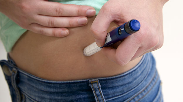 Diabetikerin mit Insulinspritze
