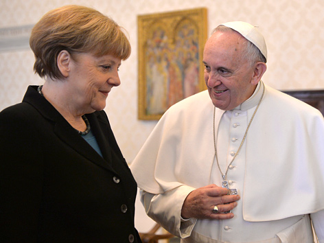 Die deutsche Bundeskanzlerin Angela Merkel mit Papst Franziskus im Februar 2015 im Vatikan