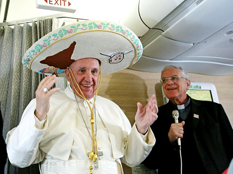 Papst Franziskus auf dem Flug nach Havanna mit Sombrero
