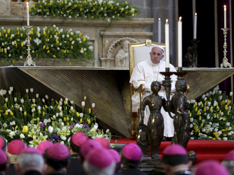 Papst Franziskus vor Bischöfen
