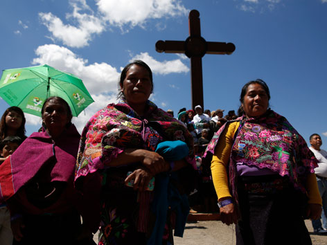 Indigene Mexikaner warten vor einem Kreuz auf Papst Franziskus