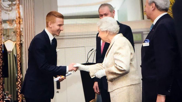 Christoph Schrottenbaum schüttelt Queen Elizabeth die Hand