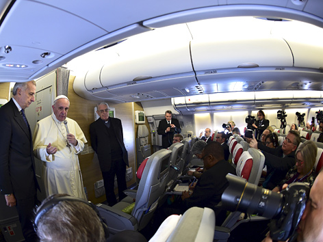 Papst Franziskus im Flugzeug auf dem Weg von Mexiko nach Rom