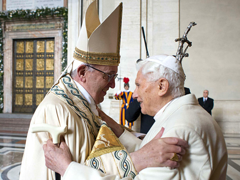 Papst Franziskus und Benedikt XVI. bei der Öffnung der Heiligen Pforte am 8. Dezember 2015