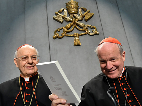 Kardinäle Lorenzo Baldisseri (li.) und Christoph Schönborn (re.) präsentieren das Papst-Schreiben "Amoris Laetitia"