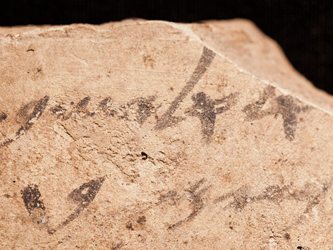 Beschriftete Tonscherbe aus einem Fund in Arad, Israel