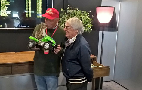 Niki Lauda und Bernie Ecclestone mit einem ausgestopften Eichhörnchen