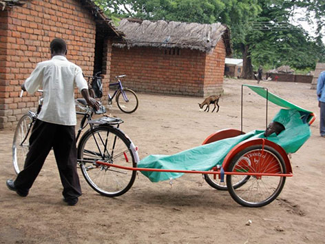 Fahrräder mit Anhängern zum Transport von Kranken in Simbabwe