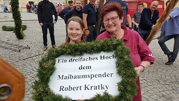 Schild "Ein dreifaches Hoch auf den Maibaumspender Robert Kratky"
