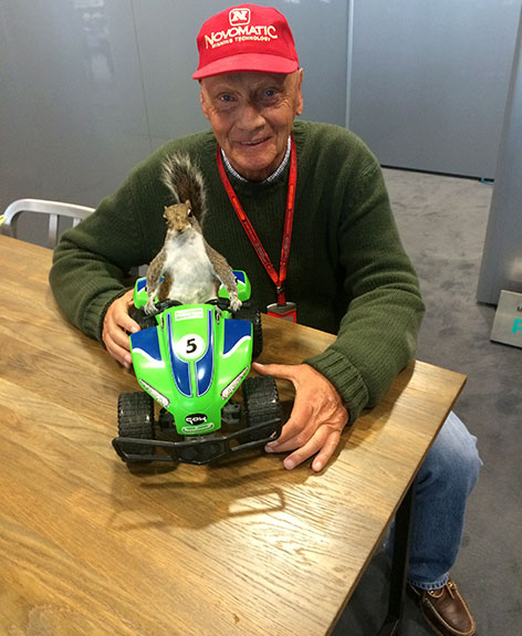 Niki Lauda mit einem ausgestopften Eichhörnchen