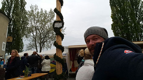 Robert Kratky beim Maibaumaufstellen in Stein an der Donau