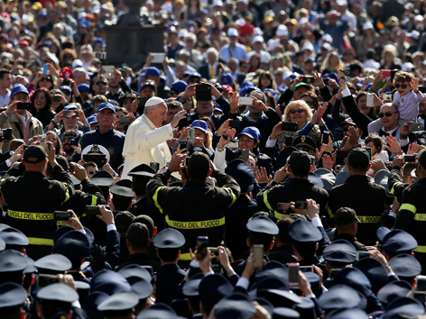 Papst Franziskus Generalaudienz Uniformierte