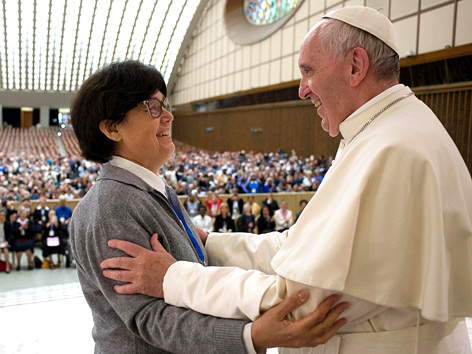 Papst Franziskus umarmt Schwester Carmen Sammut bei einer Audienz mit 900 Ordensoberinnen aus aller Welt
