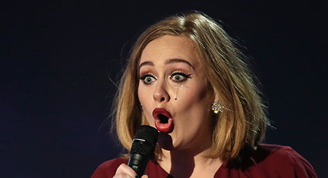 Adele mit offenem Mund