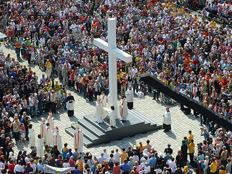 Luftuafnahme vom Katholikentag 2012: Ein großes weißes Kreuz mit Menschenmassen rundherum