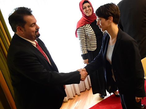 Der Vorsitzende des deutschen Zentralrats der Muslime (ZMD), Aiman Mazyek, und die AfD-Parteivorsitzende Frauke Petry schütteln einander die Hände