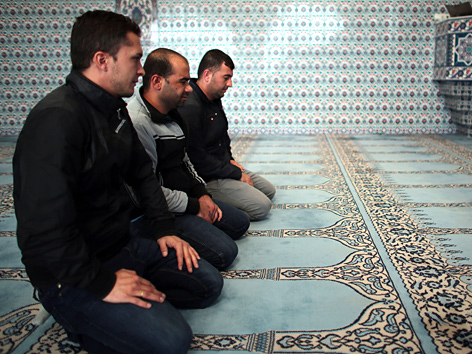 Männer beten in einer Moschee in Köln