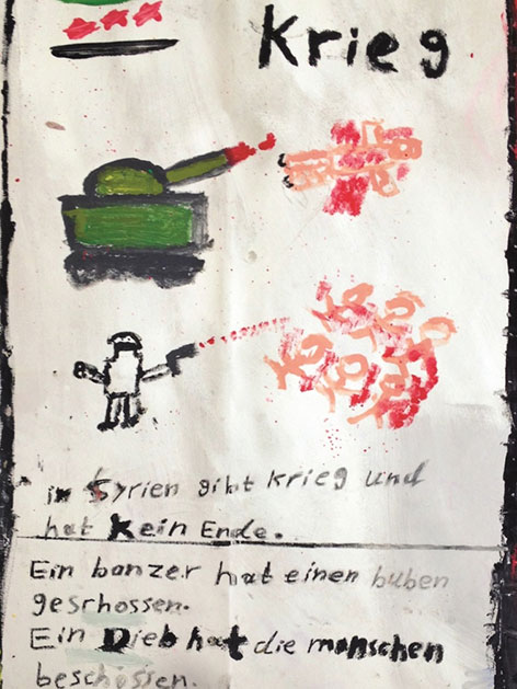 Zeichnung eines traumatisierten Kindes, das Krieg, Bomben zeichnet und ein paar Sätze über Syrien schreibt