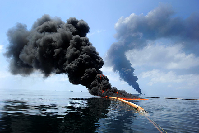 Dunkler Rauch, brennendes Öl auf der Meeresoberfläche