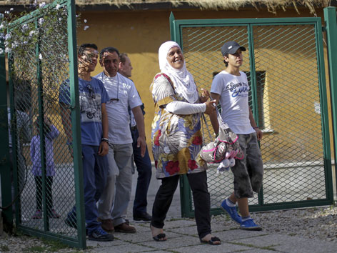 Flüchtlingsfamilien, die Papst Franziskus von seinem besuch auf der Insel Lesbos mit nach Rom genommen hat