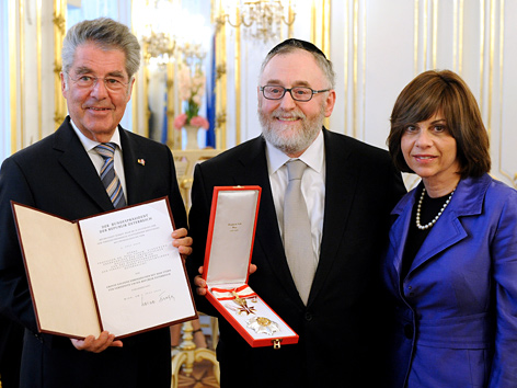 Oberrabbiner Paul Chaim Eisenberg (im Bild mit Ehefrau Annette) bekommt von Bundespräsident Heinz Fischer das Große Goldene Ehrenzeichen mit dem Stern für Verdienste um die Republik Österreich