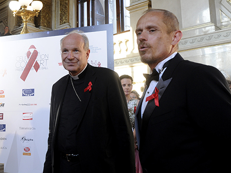 Kardinal Schönborn und „Life Ball“-Gründer Gery Keszler beim „Red Ribbon Celebration Concert“ im Wiener Burgtheater.