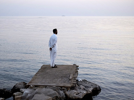 Ein Mann in Bahrain wartet auf das Auftauchen der Mondsichel zu Beginn des Ramadan