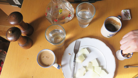 Ö3-„Frühstück bei mir“, Frühstückstisch mit Zigaretten und Kaffee, einer Melone.