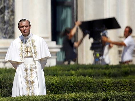 Der Schauspieler Jude Law in der Titelrolle der TV-Serie "The Young Pope" bei Dreharbeiten in Rom
