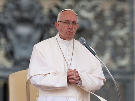 Papst Franziskus mit ernstem Gesichtsausdruck