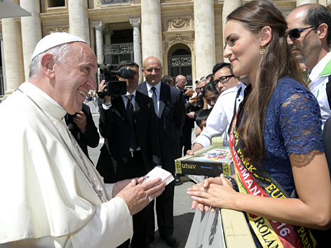 Papst und Miss Germany Lena Bröder auf dem Petersplatz