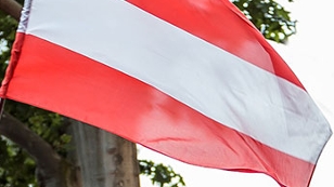 Mann schwingt Österreich-Fahne