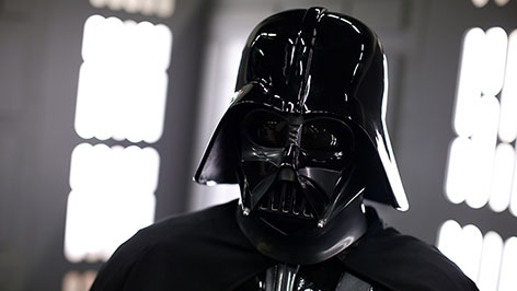 Mann mit Darth-Vader-Maske