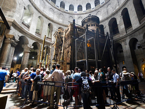 Besucher umrunden das Heilige Grab in der Grabeskirche in Jerusalem