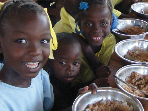 Mary's Meals: Kinder beim Essen der von Mary's Meals zur Verfügung gestellten Mahlzeit.