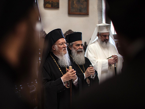 (V l. n. r.:) Patriarch Bartholomaios I., Patriarch Theophilos von Jerusalem, Patriarch Daniel von Rumänien