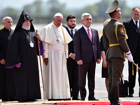 Papst Franziskus bei seiner Ankunft in Armenien mit Armeniens Präsident Sersch Sargsjan (3. v. r.) und dem Oberhaupt der Armenischen Kirche, Katholikos Karekin II. (2. v. l.)
