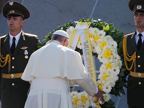 Papst Franziskus betet am Genoziddenkmal in Armenien.